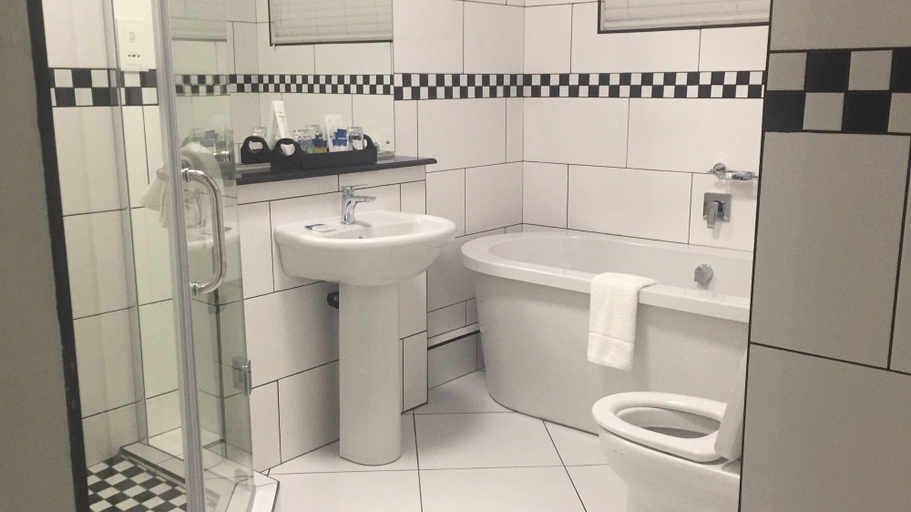 Bathroom 4, Cresta Churchill, Bulawayo