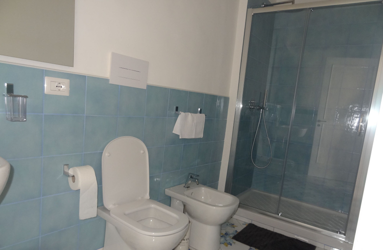 Bathroom 5, Casa Nina', Salerno