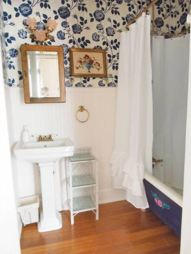 Bathroom, The Bissing House, Ellis