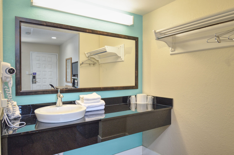 Bathroom 4, Vagabond Inn Buttonwillow North I-5, Kern