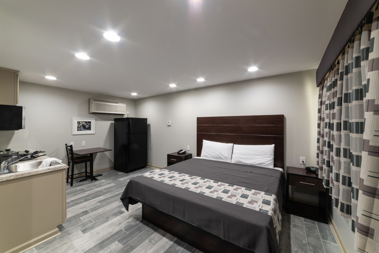 Bedroom 1, Budget Inn & Suites, East Baton Rouge