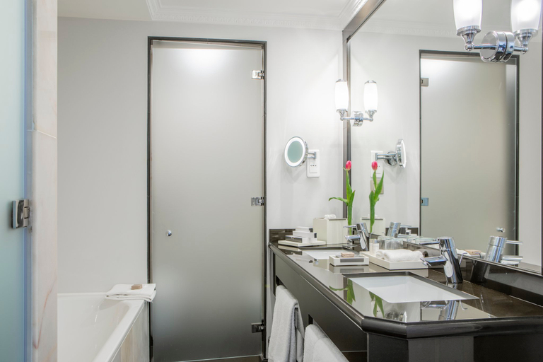 Bathroom 5, InterContinental Hotels PORTO - PALACIO DAS CARDOSAS by IHG, Porto
