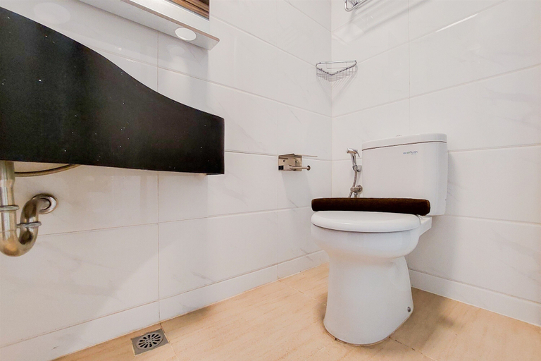 Bathroom 5, Fancy And Nice Studio At 20Th Floor Sky House Bsd Apartment, Tangerang Selatan
