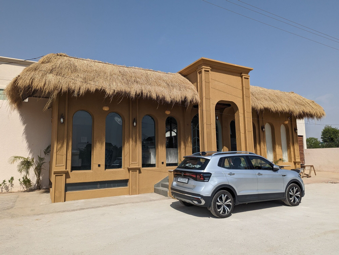 Exterior & Views
