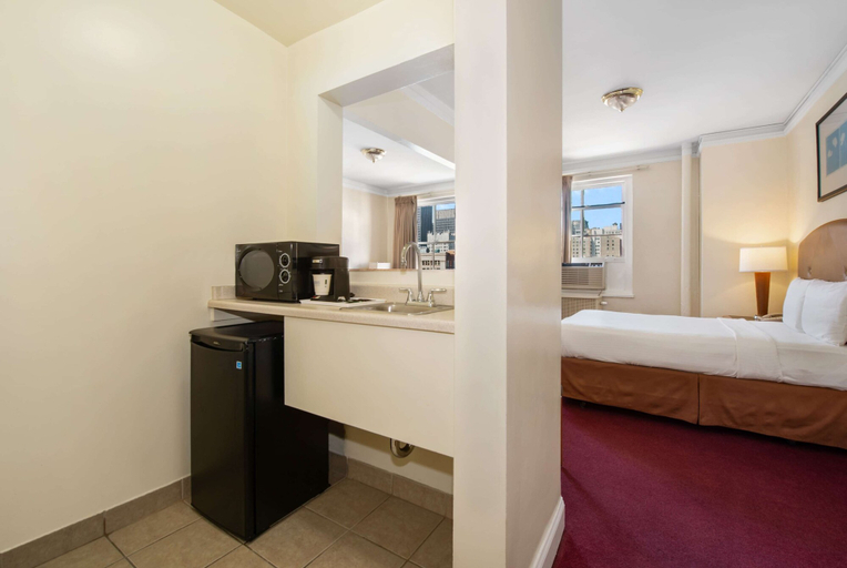 Bedroom 3, Travelodge by Wyndham Downtown Chicago, Cook