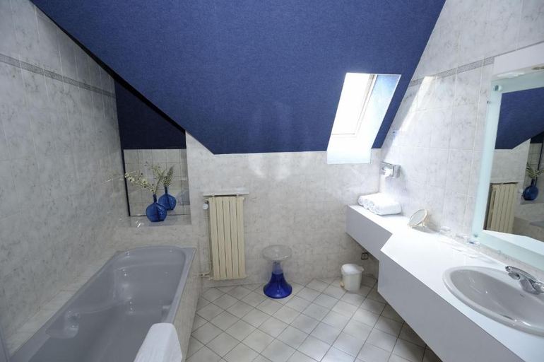Bathroom, Relais De La Poste, Cantal
