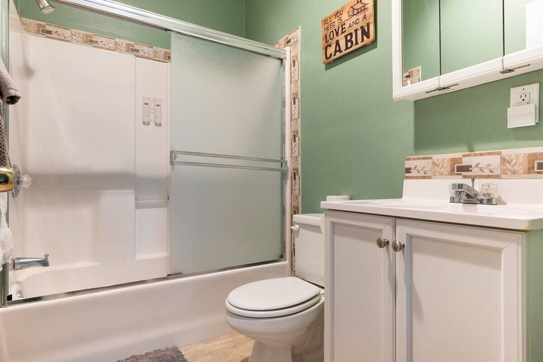 Bathroom 4, North Bay Mountains Cabins, San Bernardino