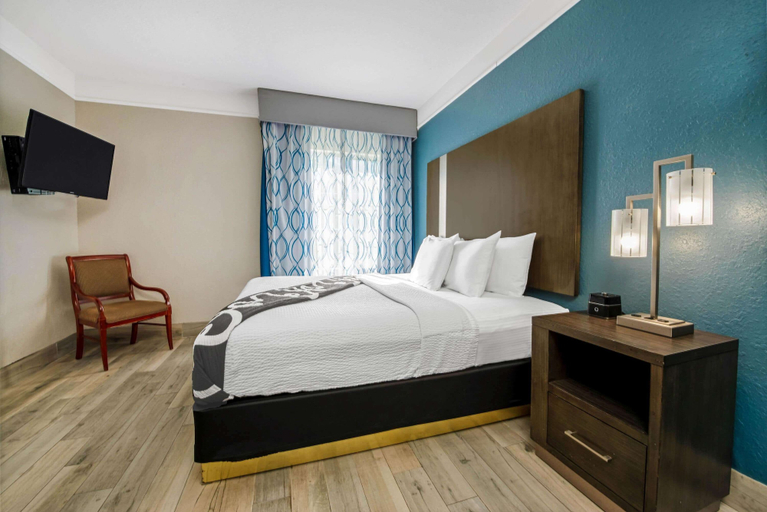 Bedroom 3, La Quinta Inn & Suites by Wyndham Kingwood Houston IAH Airpt, Houston