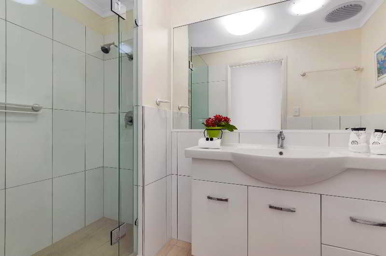 Bathroom 5, The Villas Palm Cove, Cairns