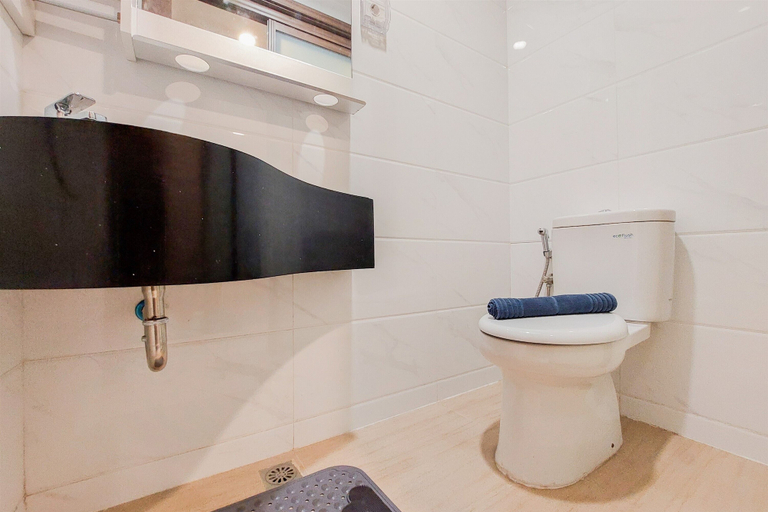 Bathroom 5, Restful And Best Choice Studio Sky House Bsd Apartment, Tangerang