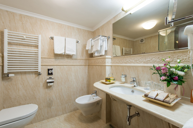 Bathroom 5, Hotel Moskva, Belgrade