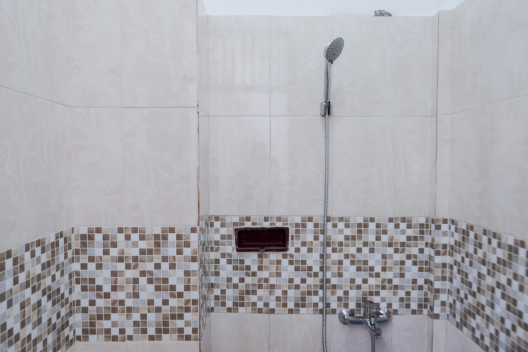 Bathroom 5, RedDoorz near Politeknik Negeri Lampung, Bandar Lampung