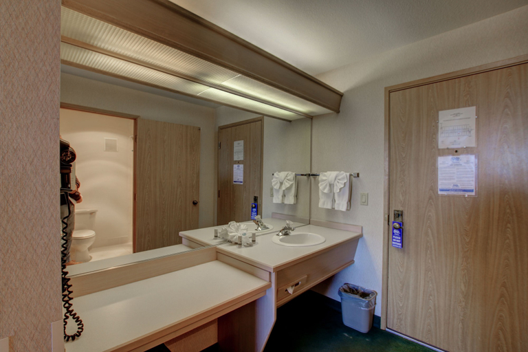 Bathroom 5, Shilo Inns Mammoth Lakes, Mono