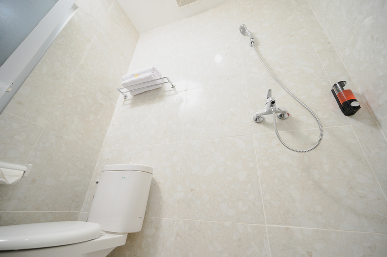 Bathroom 5, Cove De Tinaya, Denpasar