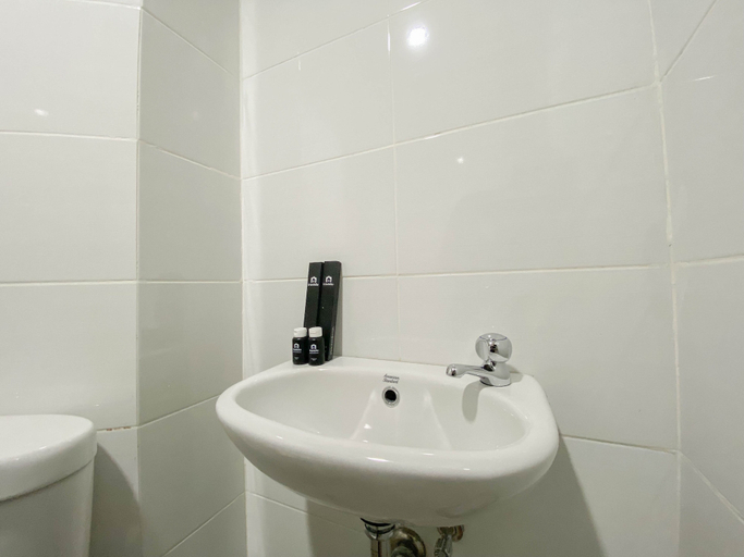 Bathroom 2, Fully Furnished 1Br The Alton Apartment, Semarang