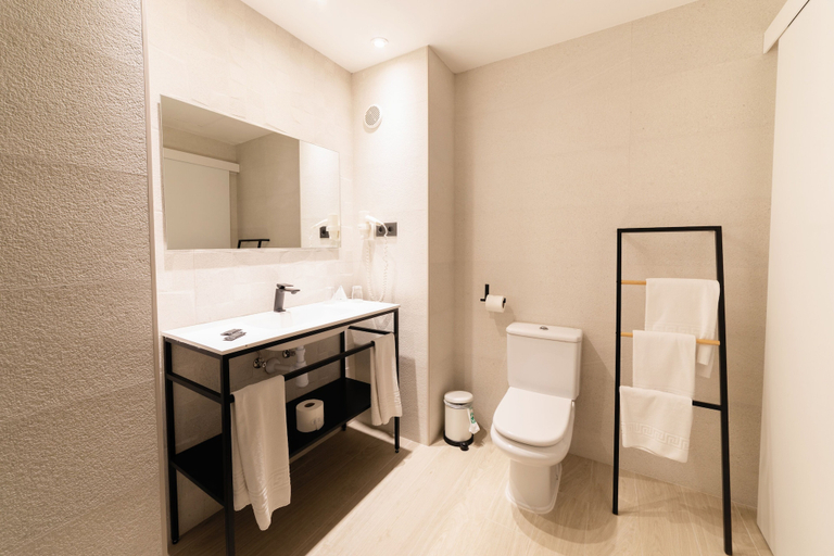 Bathroom 5, Hotel Palas Pineda, Tarragona