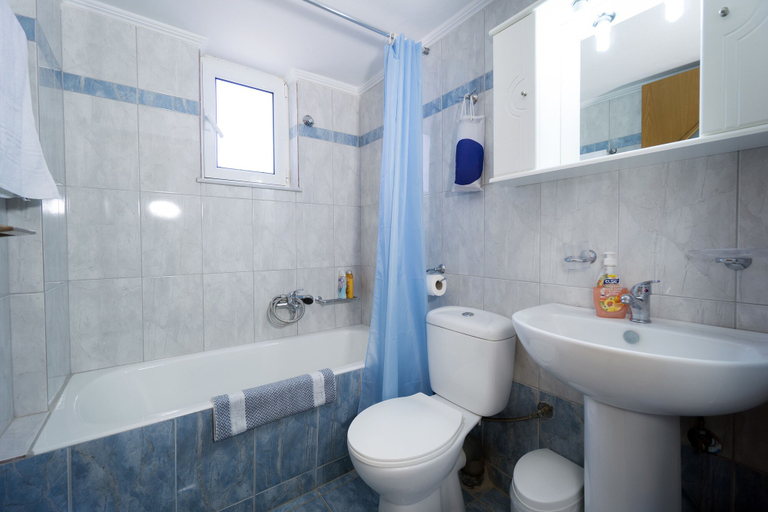 Bathroom 5, Skamagkas G. Apartments, Crete