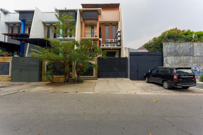 Exterior & Views 1, Hotel O Point Inn, West Jakarta