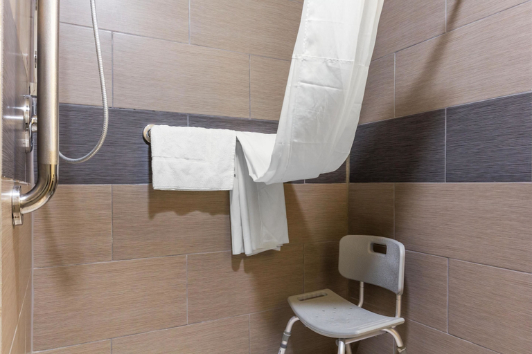 Bathroom 4, Quality Inn Lamar, Prowers