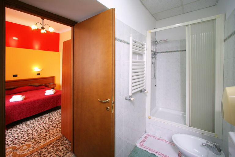Bathroom 3, Le Tre Stazioni, Genova