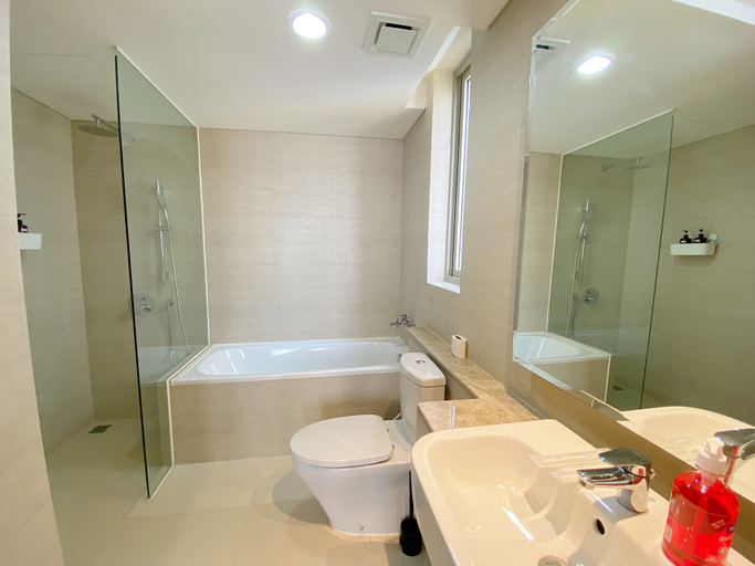 Bathroom 5, Gold Coast Sea View Apartments by Rentrooms, Jakarta Utara