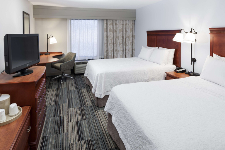 Bedroom 4, Hampton Inn & Suites Cedar Rapids - North, Linn