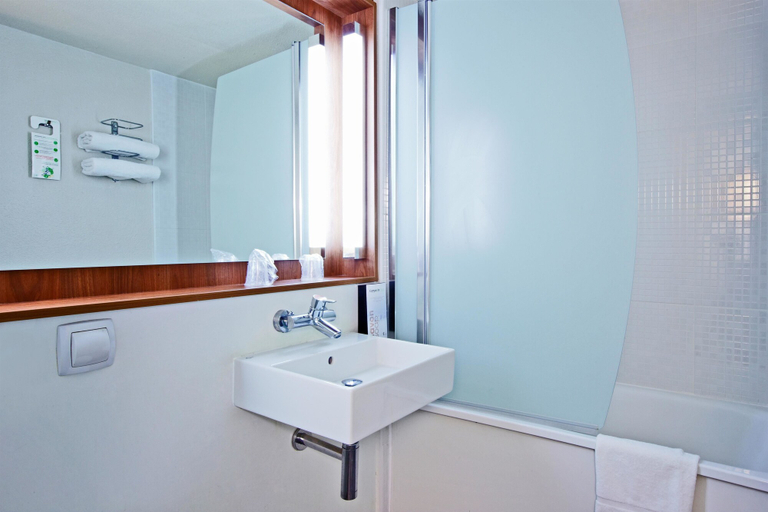 Bathroom 4, Hotel Campanile Montargis - Amilly, Loiret