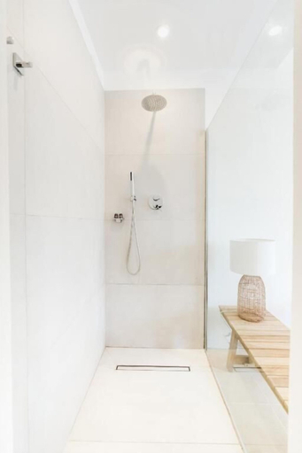 Bathroom 5, Break For Two, Salerno