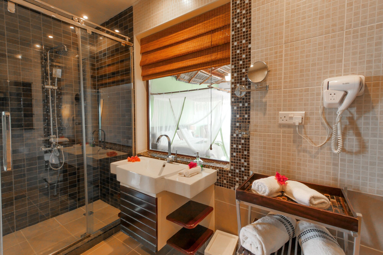 Bathroom 4, Villa Fleur de Lys, Kusini