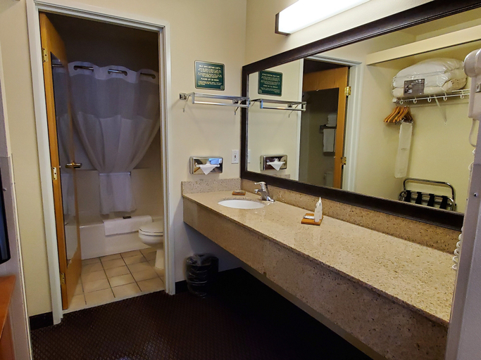 Bathroom 5, Country Inn & Suites by Radisson, Bend, OR, Deschutes