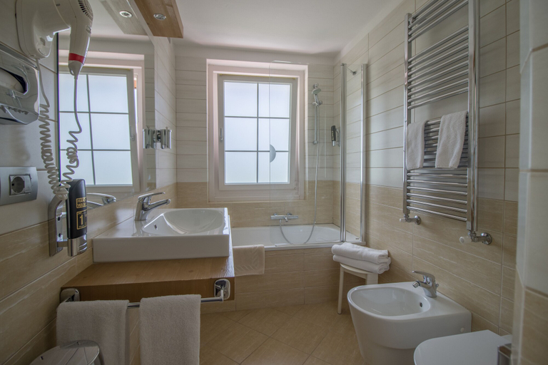 Bathroom 5, Hotel Villa Argentina, Belluno