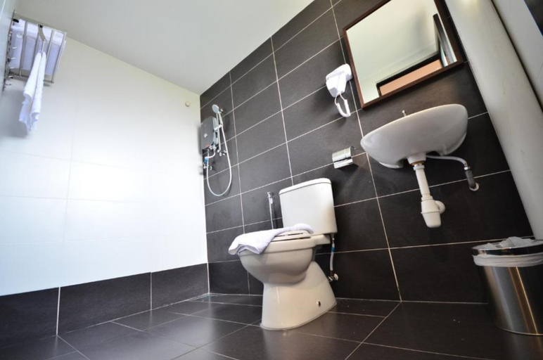 Bathroom 4, 906 Riverside Hotel, Malacca City