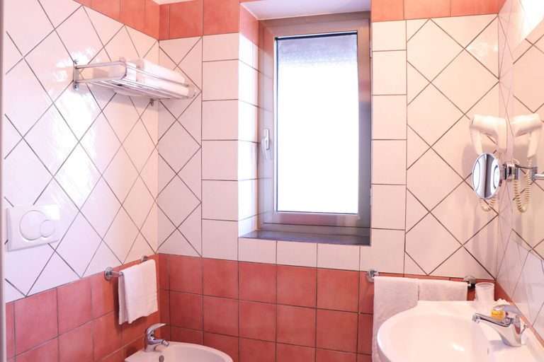 Bathroom 5, Hotel Ancora, Salerno