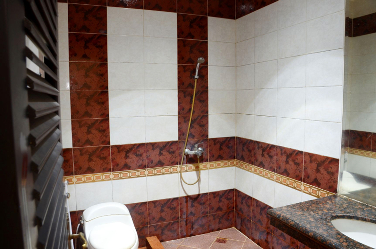 Bathroom 13