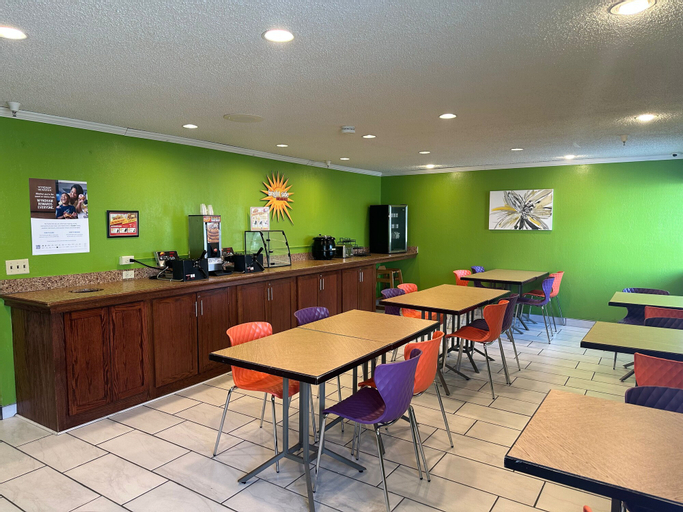 Food & Drinks 5, La Quinta Inn by Wyndham Omaha Southwest, Douglas