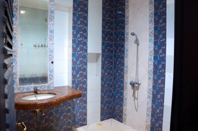 Bathroom 10