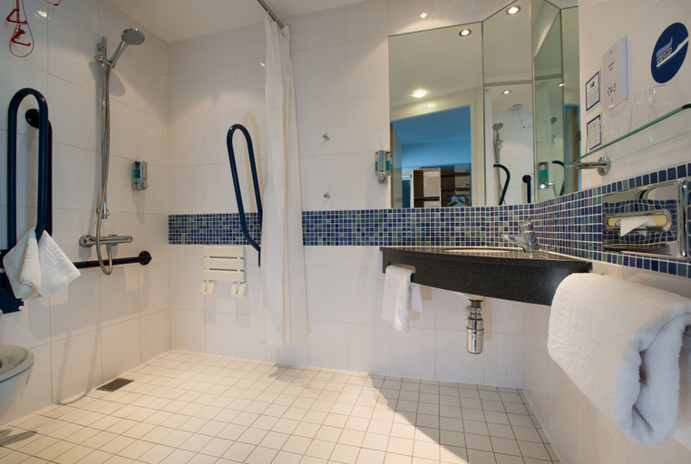Bathroom 5, Holiday Inn Express HAMILTON by IHG, South Lanarkshire