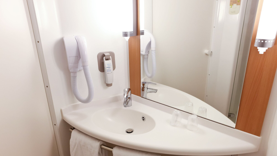 Bathroom 5, ibis Lyon Est Chaponnay, Rhône