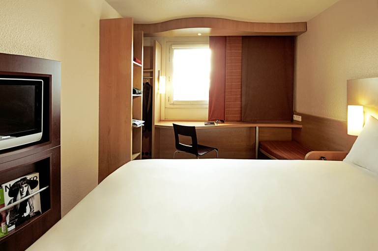 Bedroom 3, ibis Lyon Est Chaponnay, Rhône