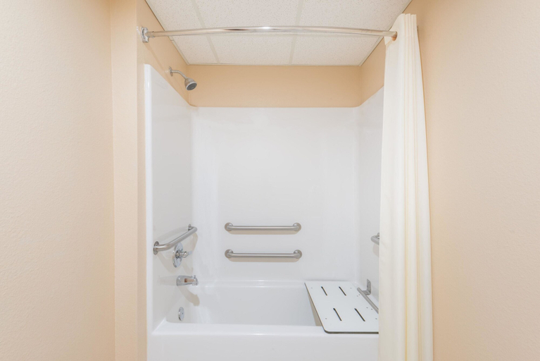 Bathroom 4, Super 8 By Wyndham Fort Dodge Ia, Webster
