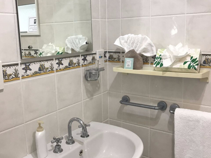 Bathroom 5, Edelweiss Motel, Far North