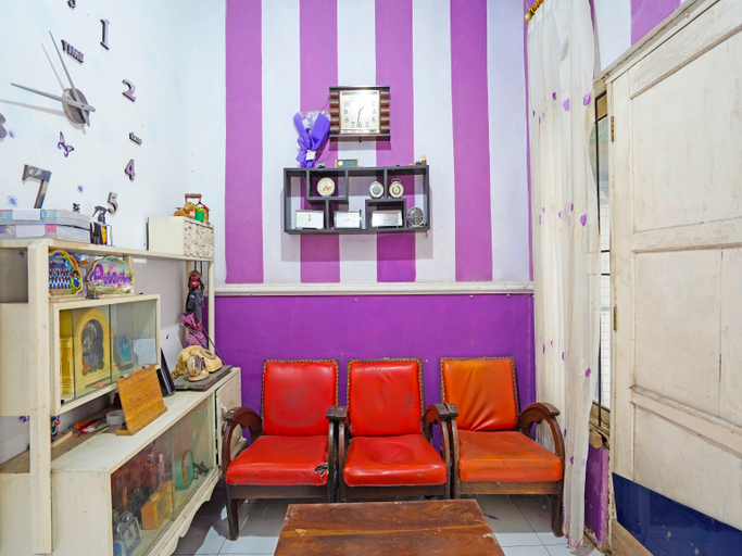 Public Area 2, Spot On 91672 House Of Henny Tea, Jember