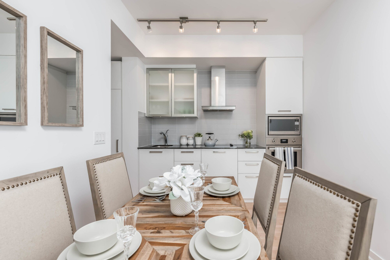Others 5, Elegant condo with stunning lake & views, Toronto