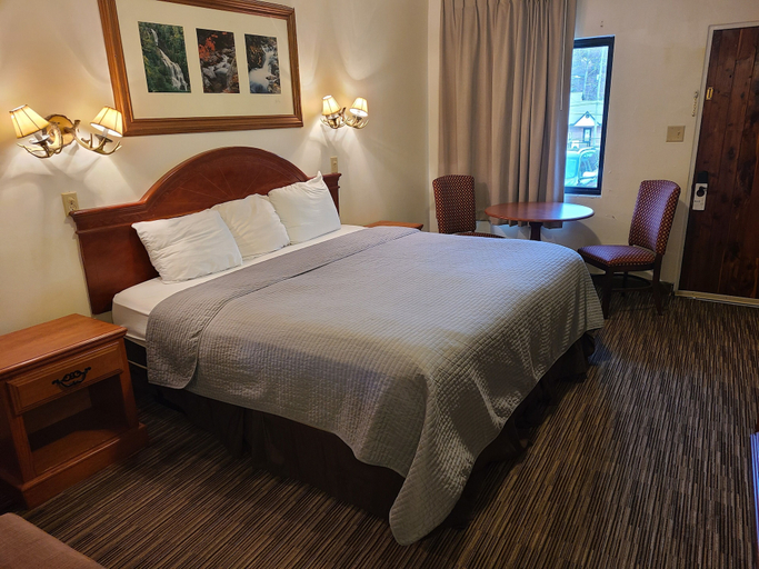 Bedroom 3, The Mountaineer Inn, Buncombe