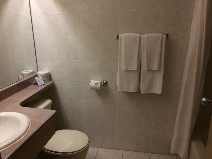 Bathroom 4, Coastal Inn Sackville, Westmorland