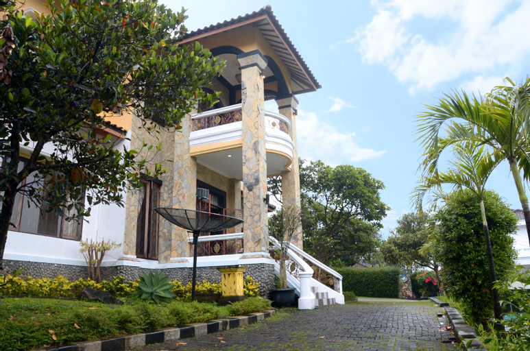 Exterior & Views, Villa Valparaiso by Villa Gue Aja, Bogor