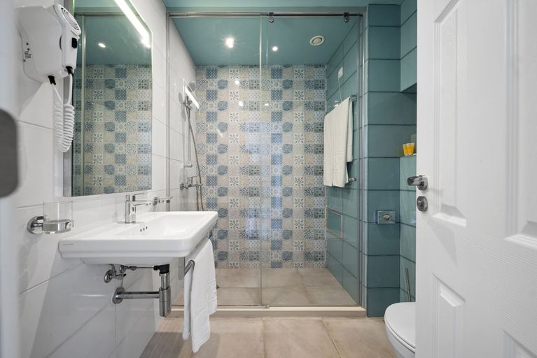 Bathroom 5, HVD Nympha, Varna