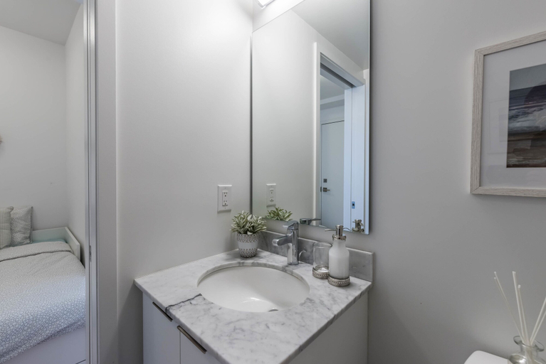 Others 4, Elegant condo with stunning lake & views, Toronto