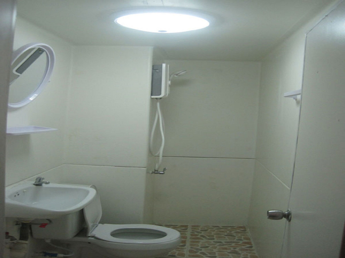 Bathroom 4, Poppular Palace Don Mueang Bangkok, Pak Kret
