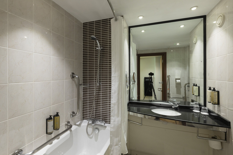Bathroom 4, Crowne Plaza BIRMINGHAM NEC by IHG, Solihull